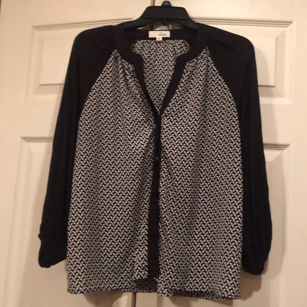 Akaiv -Medium Black/White Blouse with Black Ragland Sleeves